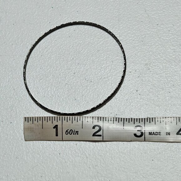 Vintage Textured Silver Tone Bangle Bracelet Classic Retro 80s Fashion Jewelry - Picture 4 of 4